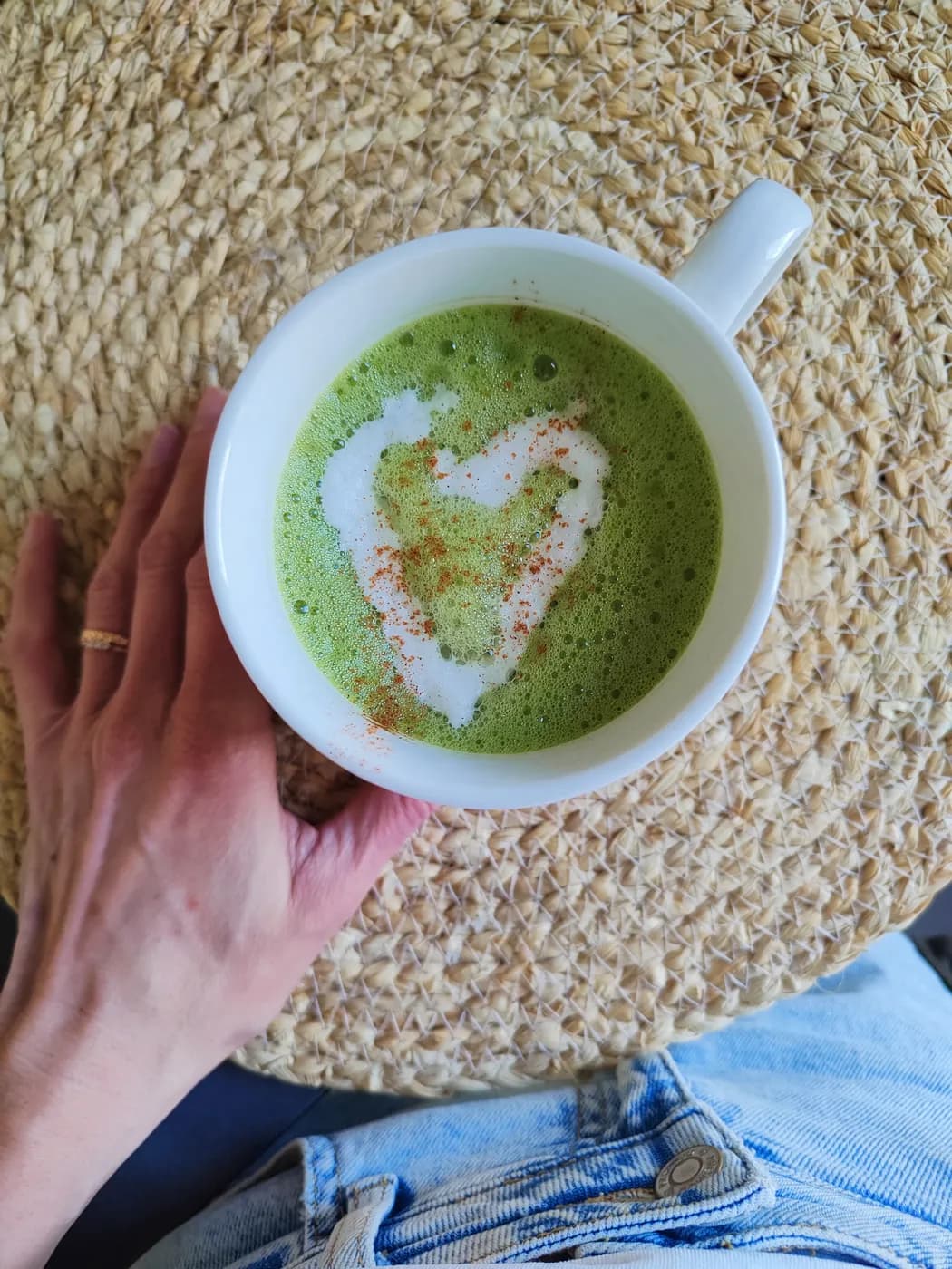 Matcha latte vert au lait d'amande saupoudré de cannelle