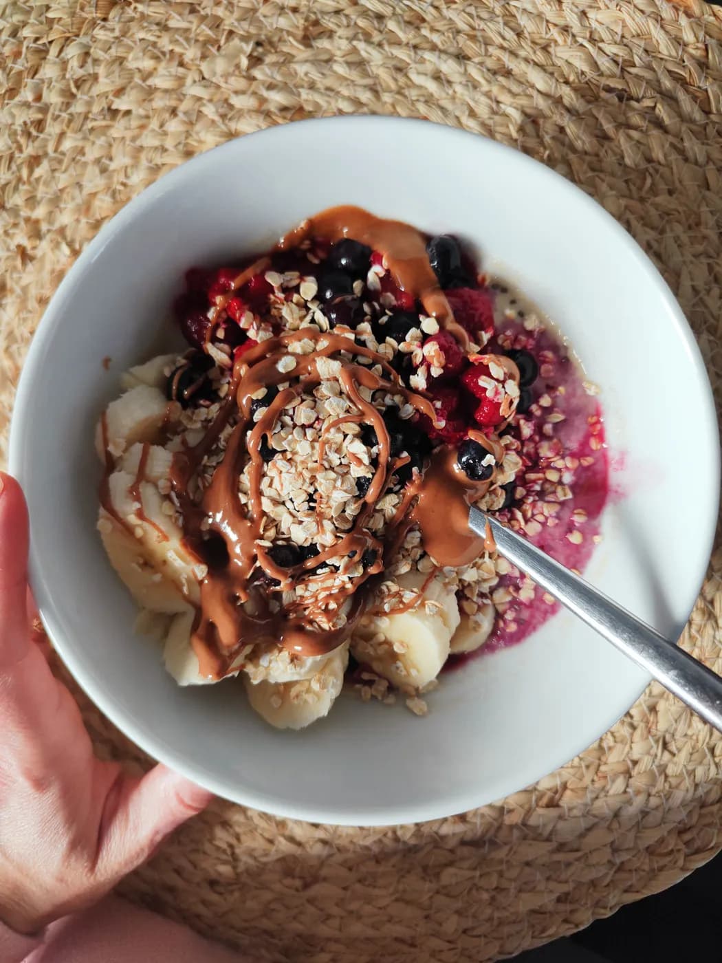 Porridge crémeux garni de banane, myrtilles et crème d'amande