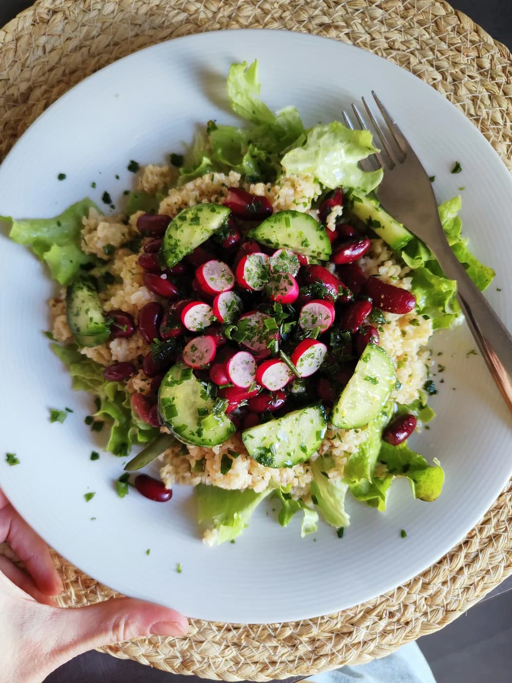 Salade colorée de boulgour, haricots rouges, concombre, radis et laitue