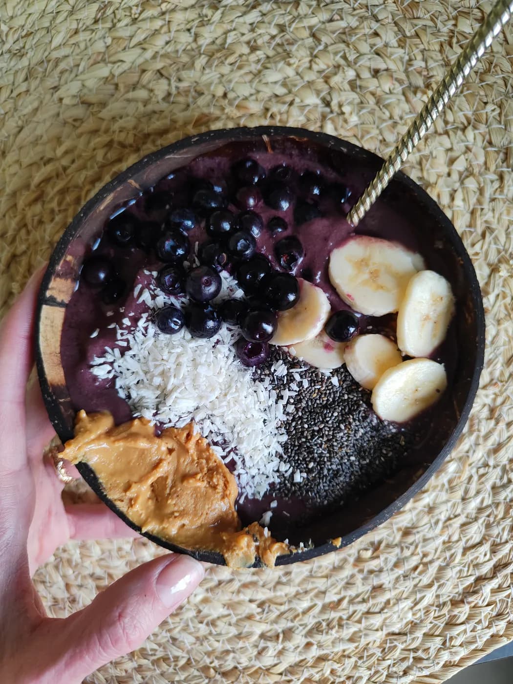 Smoothie bowl violet aux myrtilles, banane, coco, chia et beurre de cacahuète