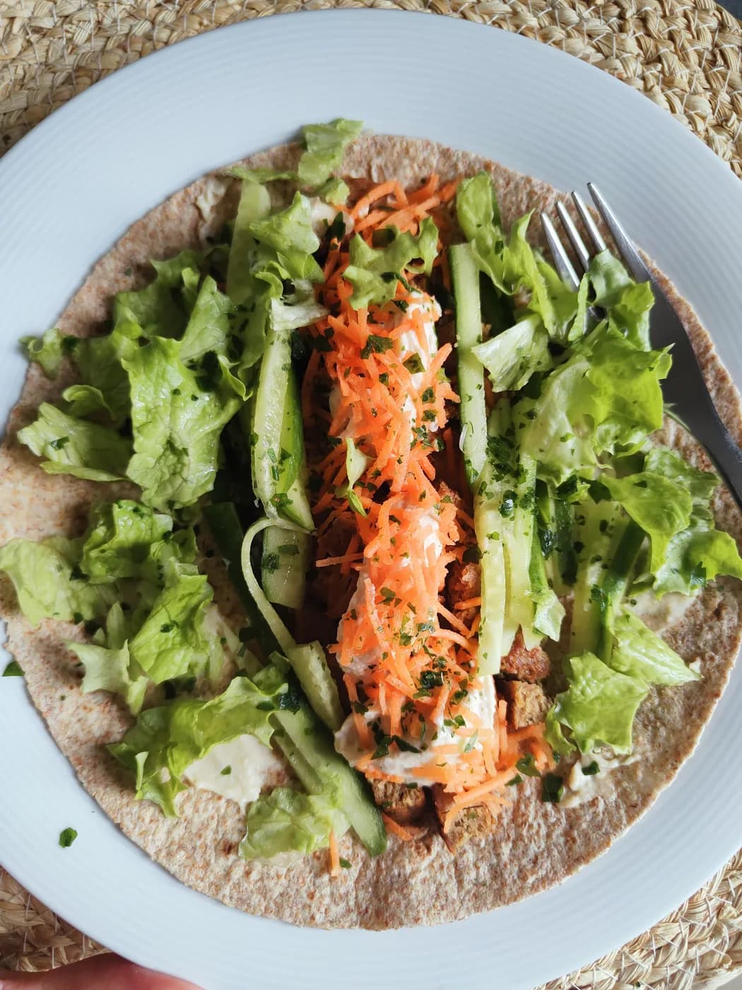 Wrap garni de tempeh grillé, laitue, concombre et carotte râpée