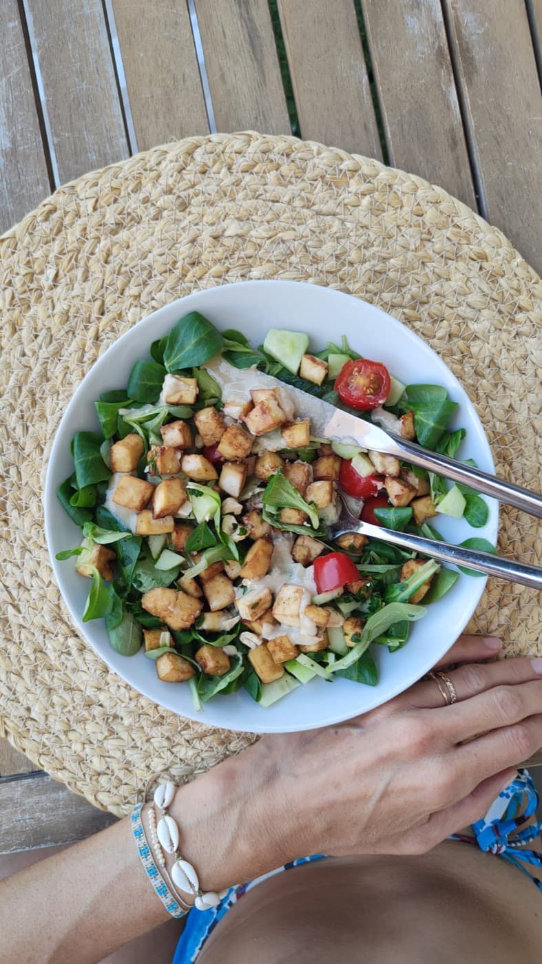 Bol de salade coloré composé de légumes frais, servi lors d'un atelier nutrition