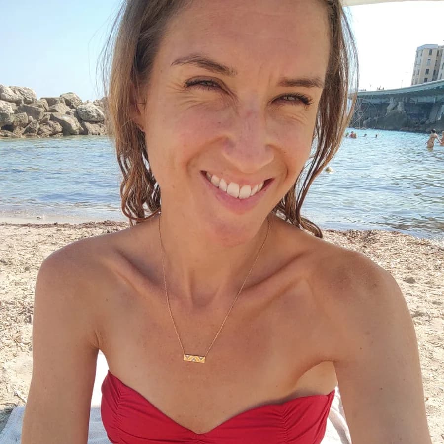 Virginia Philippe souriante au bord de la mer